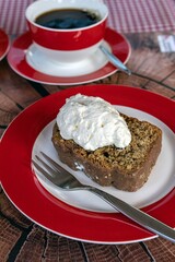 Kuchen, Nuss-Kuchen mit Sahne und Kaffee