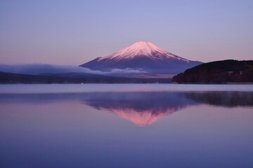 夜明けの山中湖から望む富士山