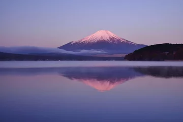 Fotobehang 夜明けの山中湖から望む富士山 © sada