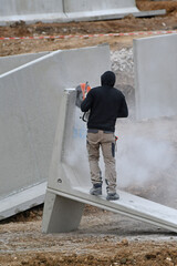 ouvrier maçon au travail