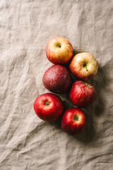 Rote Äpfel auf einem beigen Leinen Tischtuch. Obst, gesunde Ernärhung, Draufsicht.