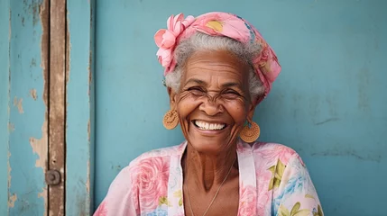 Crédence de cuisine en verre imprimé Havana a happy old cuban woman smiling