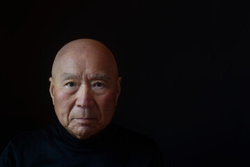 シニアの困り顔クローズアップ