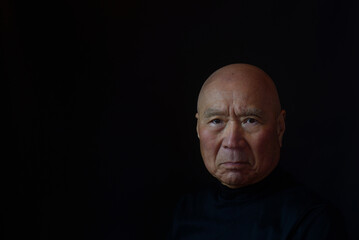 シニアの困り顔クローズアップ