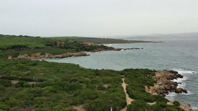 survol des plages de capo caccia au nord de la Sardaigne en Italie vers Alghero
