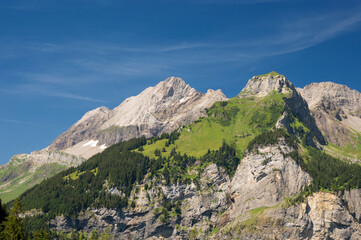 Alpy Berneńskie w Szwajcarii na trasie do jeziora Oeschinen w Kandersteg - obrazy, fototapety, plakaty