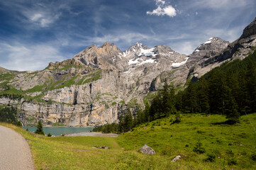 Jezioro Oeschinen i alpejskie widoki ośnieżonych szczytów w Szwajcarii w Kandersteg - obrazy, fototapety, plakaty