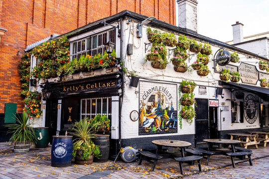 Exterior view of Kelly's Cellars, famous touristic landmark and outstanding example of traditional Irish pub in Belfast, Northern Ireland.