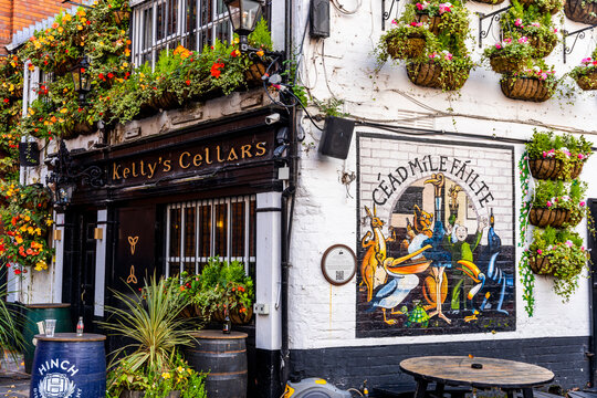 Exterior view of Kelly's Cellars, famous touristic landmark and outstanding example of traditional Irish pub in Belfast, Northern Ireland.