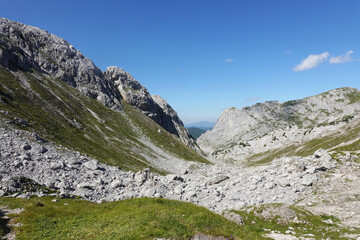 Fototapeta na wymiar A path through Steigl pass in the Austrian Alps