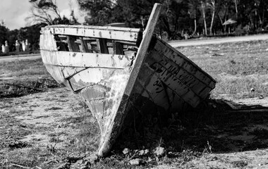 photo en noire et blanc d'un bateau 