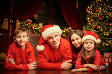 Fototapeta na wymiar cheerful Christmas family