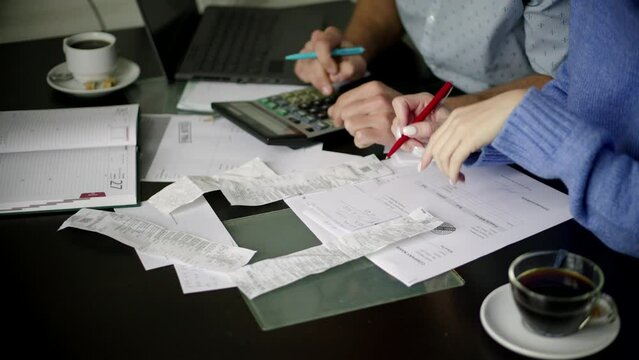 Tips for saving on energy: audit, compare tariffs, and consider taxes	