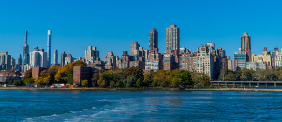 Fototapeta premium Panoramic view of buildings in central Manhattan New York seen from the East River