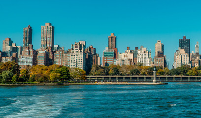 Obraz premium Panoramic view of buildings in central Manhattan New York seen from the East River