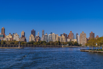 Obraz premium Panoramic view of buildings in central Manhattan New York seen from the East River