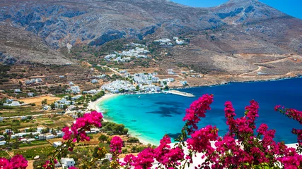 Schilderijen op glas Best beaches of Greece in Cyclades. Stunning Greek beaches in Amorgos island, scenic Aegialis bay with turquoise sea. © Freesurf