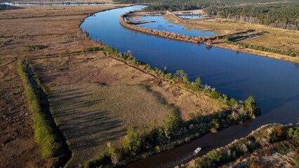 Obraz premium Low Country South Carolina with historic rice fields, Black river and houses living along the coast at Wedgefield Country Club