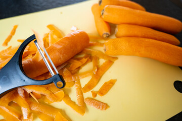 Karotten schälen 
