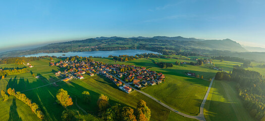 Die Allgäuer Gemeinde Moosbach am Rottachspeicher im herbstlichen Abendlicht