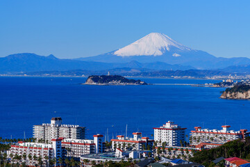神奈川県湘南・逗子からの江ノ島と富士山