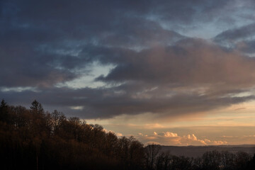 Traumhafte Lichtstimmung mit Wolken wie aus der Romantik alter Meister
