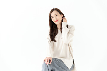 ニット姿の若い女性　ビューティーイメージ