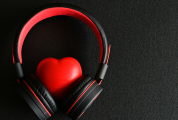 Corazón y audífonos para escuchar música. Tratamiento para aliviar padecimientos cardiacos, musicoterapia. Espacio para texto al lado derecho.