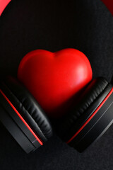 Corazón rojo escuchando música con audífonos. Música para sanar el corazón