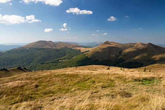 Połoniny w Bieszczadach w słoneczny dzień jesienią