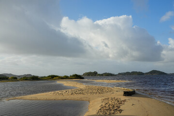 Wolken und Sonne im Fjord in der Nähe von Kristiansand in Norwegen