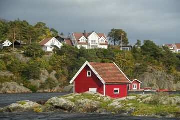 Fototapeta na wymiar Typisch norwegische Häuser an der Küste bei Kristiansand in Norwegen