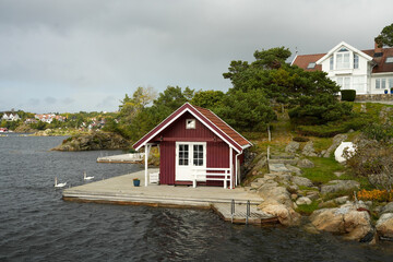 Typisch norwegische Häuser an der Küste bei Kristiansand in Norwegen