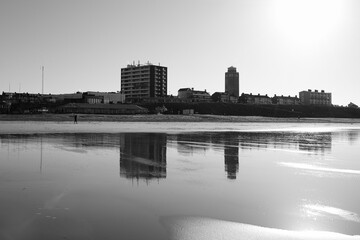 Fototapeta premium Gebäude am Sandstrand mit Spiegelung an der Nordsee