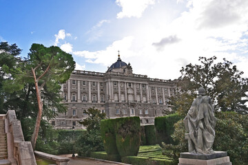 Fototapeta na wymiar Madrid, il Palazzo Reale dai giardini - Spagna