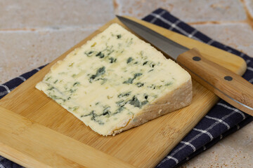 tranche de fromage roquefort en gros plan