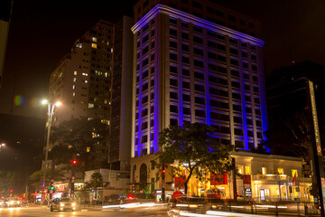 Prédio localizado na Avenida Paulista decorado com luzes de cor azul  para festa de natal.