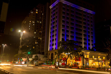 Prédio localizado na Avenida Paulista decorado com luzes de cor azul  para festa de natal.