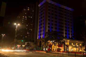 Prédio localizado na Avenida Paulista decorado com luzes de cor azul  para festa de natal.