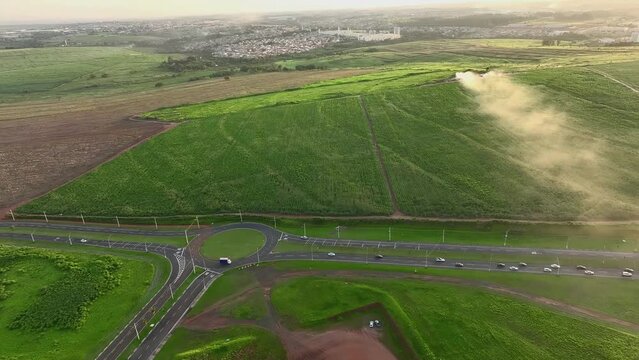 Imagem a&eacute;rea do por do sol em cidade no interior de S&atilde;o Paulo, Brasil. Paul&iacute;nia (ou Paulinia) &eacute; uma das cidades com maior IDH do Brasil. 