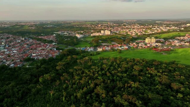 Imagem a&eacute;rea do por do sol em cidade no interior de S&atilde;o Paulo, Brasil. Paul&iacute;nia (ou Paulinia) &eacute; uma das cidades com maior IDH do Brasil. 