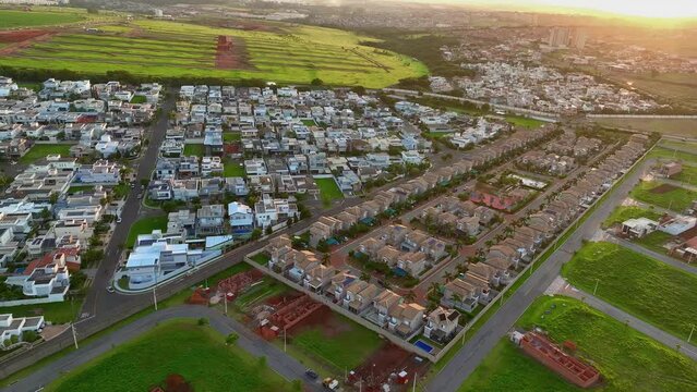 Imagem a&eacute;rea do por do sol em cidade no interior de S&atilde;o Paulo, Brasil. Paul&iacute;nia (ou Paulinia) &eacute; uma das cidades com maior IDH do Brasil. 