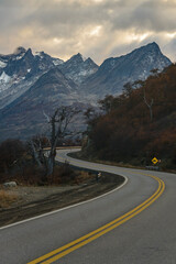 Naklejka premium Highway crossing moutains landscape, tierra del fuego, argentina