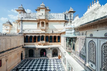 Fotobehang inside udaipur city palace, india © jon_chica