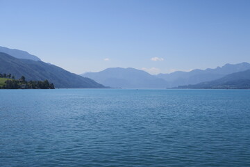 Obraz premium Blick in Seewalchen am Attersee auf den Attersee in Oberösterreich an einem Hochsommermorgen.
