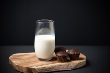 glass of milk and cookies