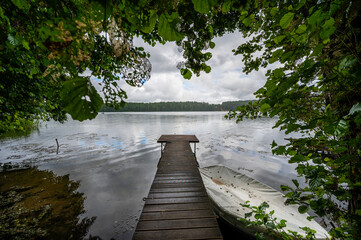 Drewniany  pomost nad jeziorem na wprost