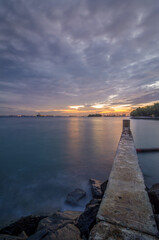 Obraz premium Sunset in Singapore Sentosa Island with Singapore sthraight in Background.