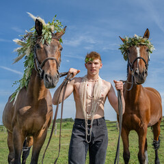 jeune homme torse nu tenant deux chevaux puissants
