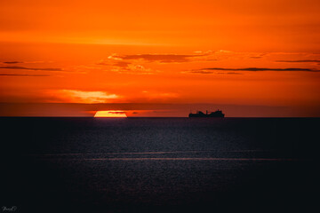 Schiff vor angehender Sonne
Faro Capo Ferro, Sardinia